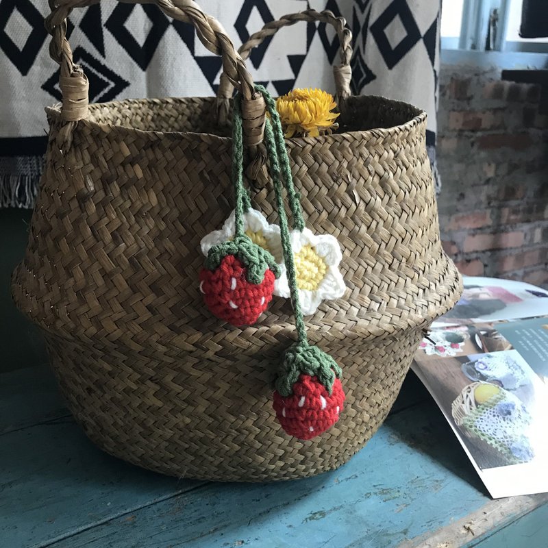 White Daisy Bag Pendant Key Pendant Hand-woven Handmade Strawberry Pendant Finished Product - เชือก/สายคล้อง - ผ้าฝ้าย/ผ้าลินิน 