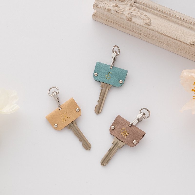 キーカバー 【 刺繍 イニシャル 】 シュリンクレザー 名入れ ギフト 本革 レザー ゴールド 鍵 A194I - 鑰匙圈/鑰匙包 - 真皮 黃色
