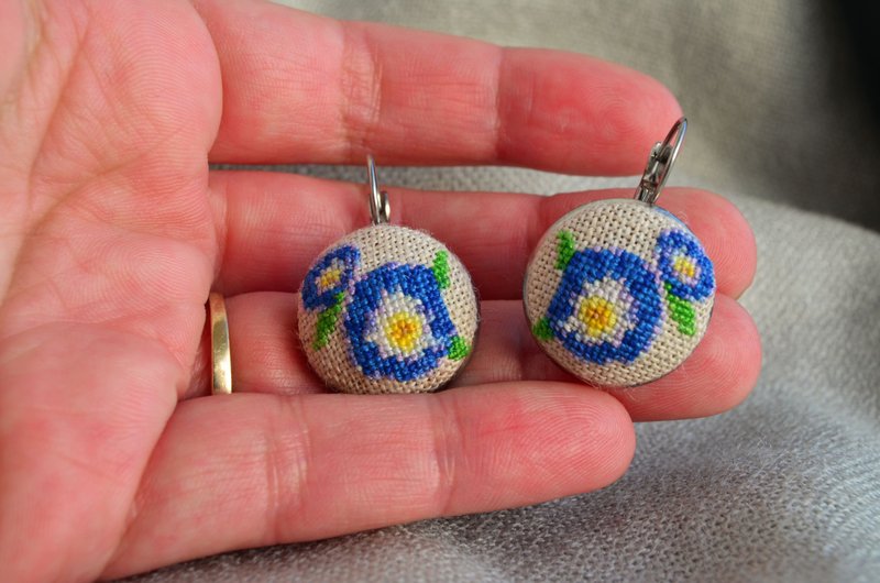 Blue flower embroidered earrings, Cross stitch floral jewelry - ต่างหู - งานปัก สีน้ำเงิน