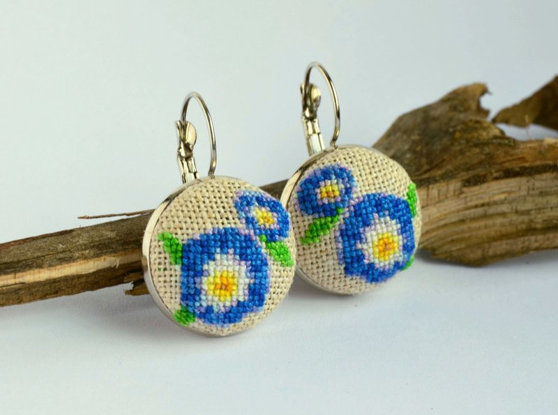 藍色花朵刺繡耳環十字繡花卉飾品手工製作的大自然禮物送給女性 - 耳環/耳夾/耳骨夾 - 繡線 藍色