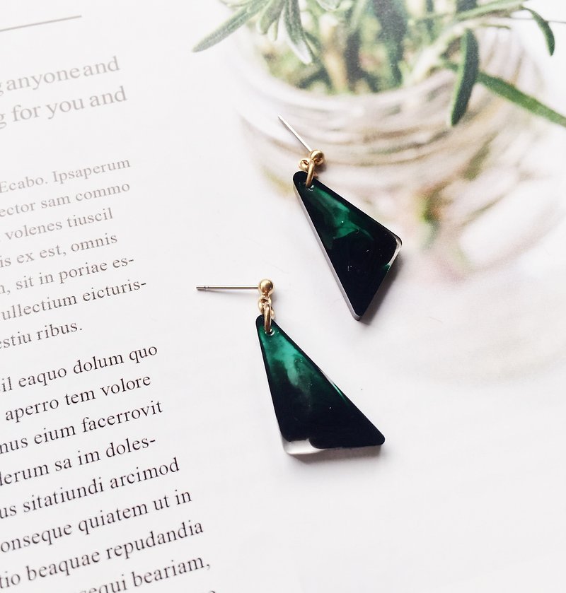 La Don - oblique triangle mixed black and green ear / ear clip - Earrings & Clip-ons - Resin Green