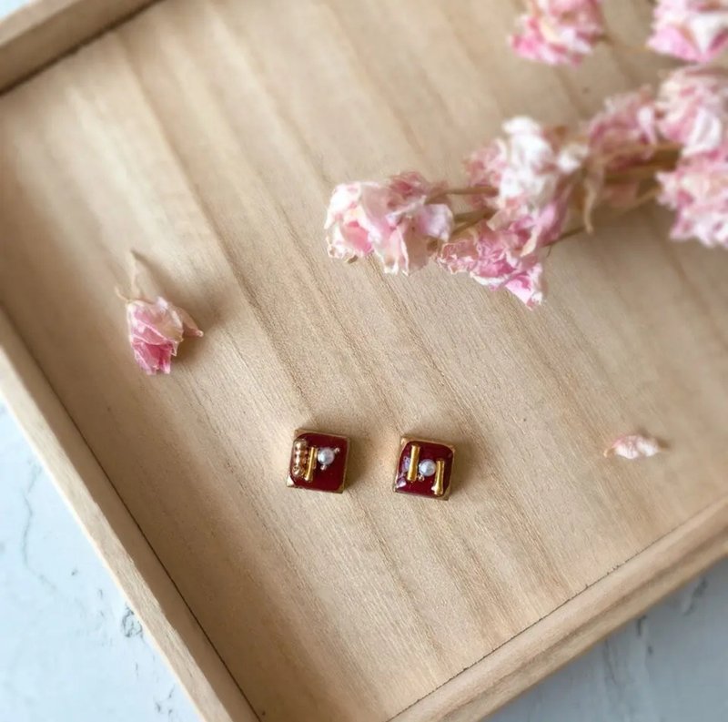 Bordeaux Square Mino Clip-On Kintsugi Tile Earrings Non-pierced Earrings Wine Red Pearl Beads Gold Gold Square Small Small Simple - Earrings & Clip-ons - Pottery Red