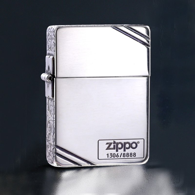 【ZIPPO官方旗艦店】1935復刻斜角藤蔓花紋(拋光銀)防風打火機 - 其他 - 銅/黃銅 銀色