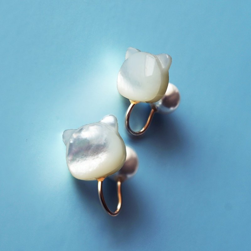 14KGF Ear Cuff - White Mother of Pearl Cat - ต่างหู - เครื่องเพชรพลอย ขาว