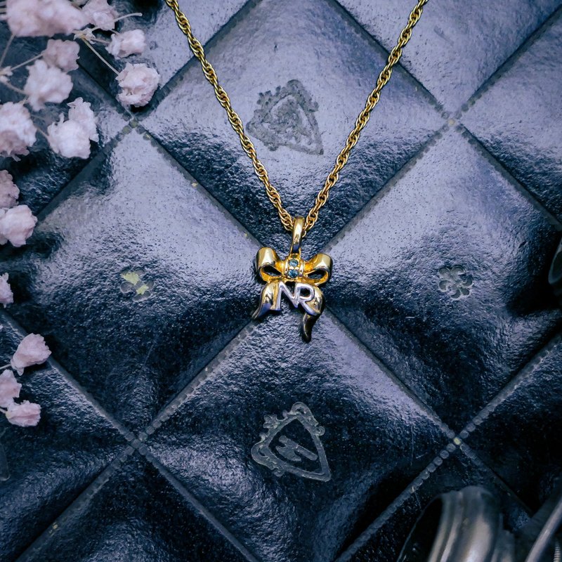 Nina Ricci 緞帶蝴蝶結字母項鍊－歐美古董首飾 Vintage Jewelry - 項鍊 - 其他金屬 