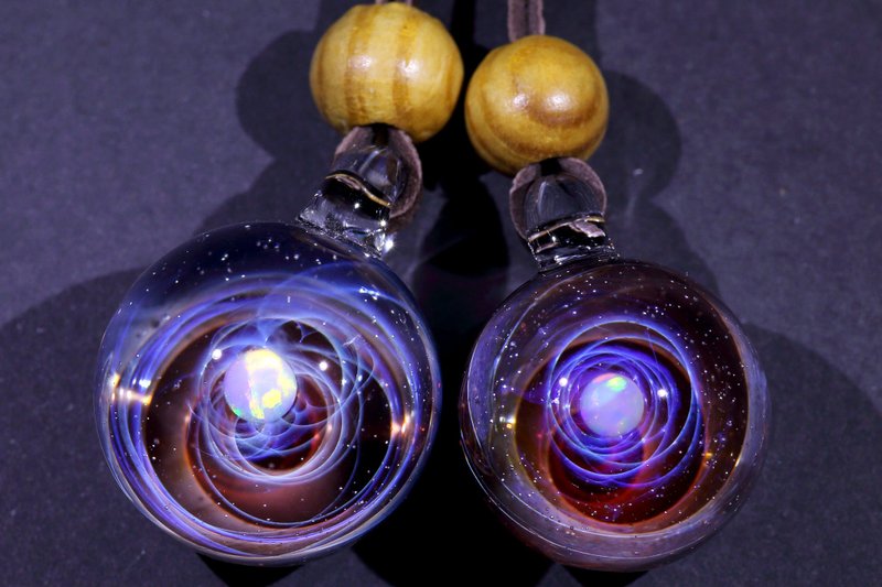 情侶款宇宙玻璃頸鏈吊墜21mm+23mm - 頸鏈 - 玻璃 紫色
