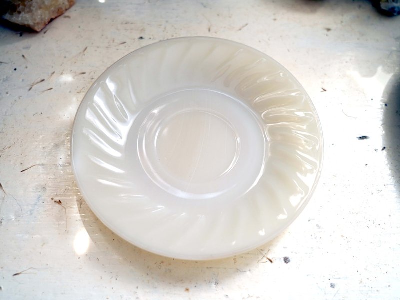 美國中古FIRE KING灰白玉色扭紋花邊茶杯碟子小食碟古董玻璃餐具 - 茶壺/茶杯/茶具 - 玻璃 白色