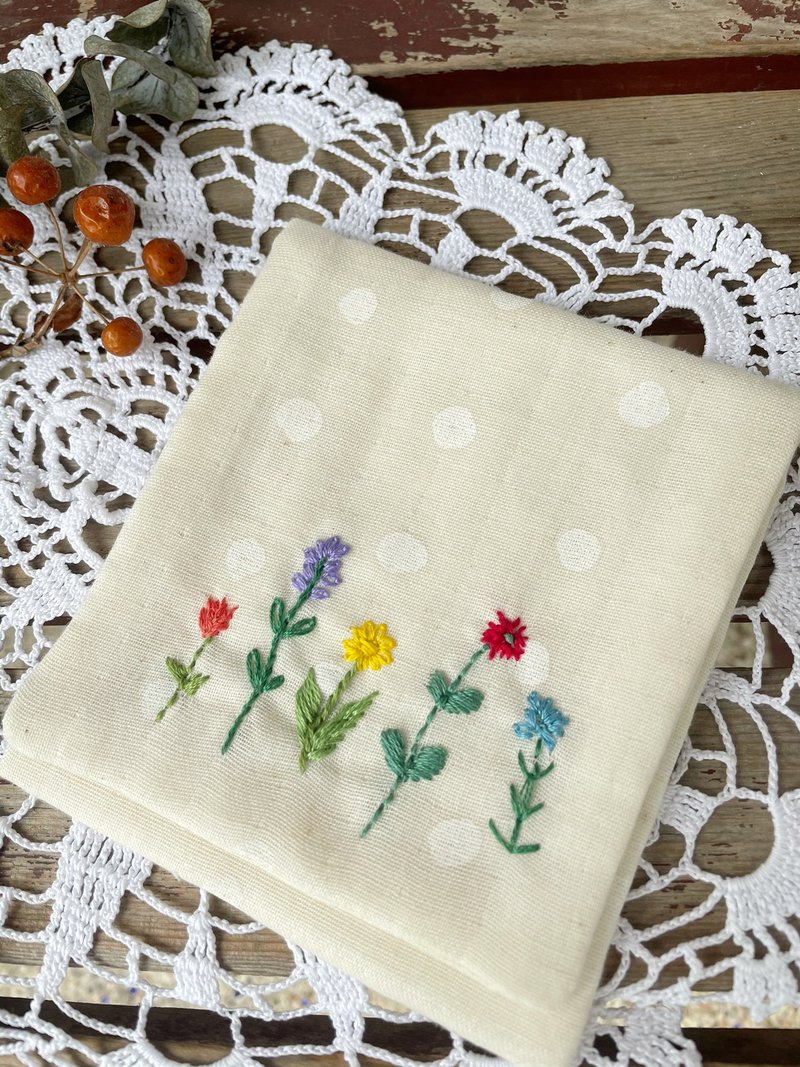 【好日手作】漫步小花園/日本二紗刺繡面紙/手帕/多用途小手納袋 - 化妝包/收納袋 - 棉．麻 白色