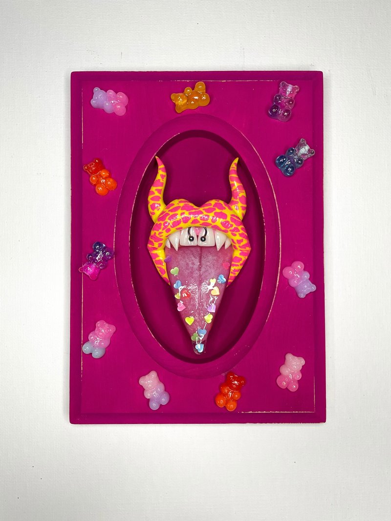 Wall art. Wooden pink frame with gummies and yellow lips. - 壁貼/牆壁裝飾 - 黏土 
