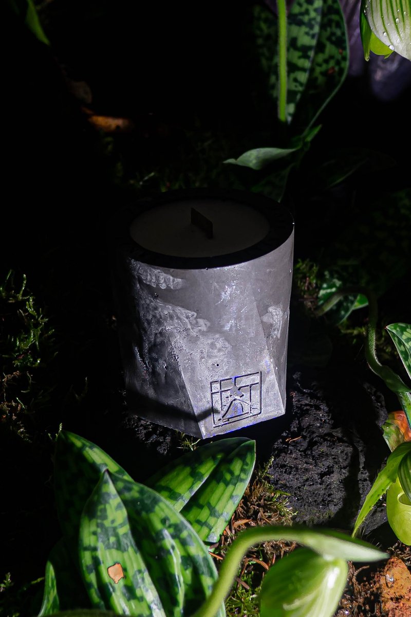 HOPE SPRING ETERNAL Never Wake Up Handmade Aromatique Candle - เทียน/เชิงเทียน - วัสดุอีโค สีดำ