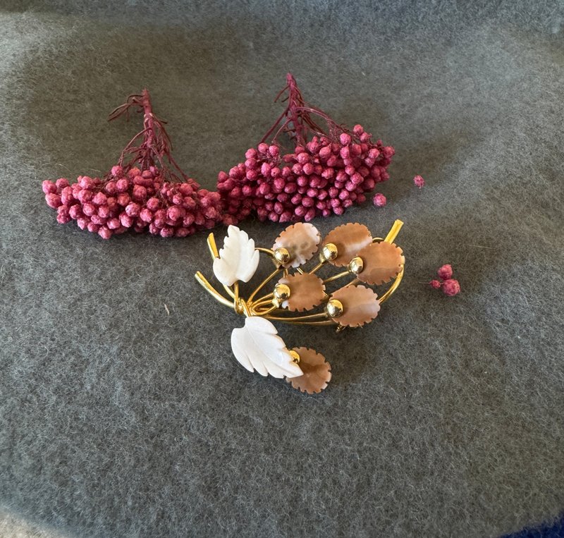 Vintage Gold-Tone Shell Carved Leaf Brooch Pin B1494 - Brooches - Other Materials Gold