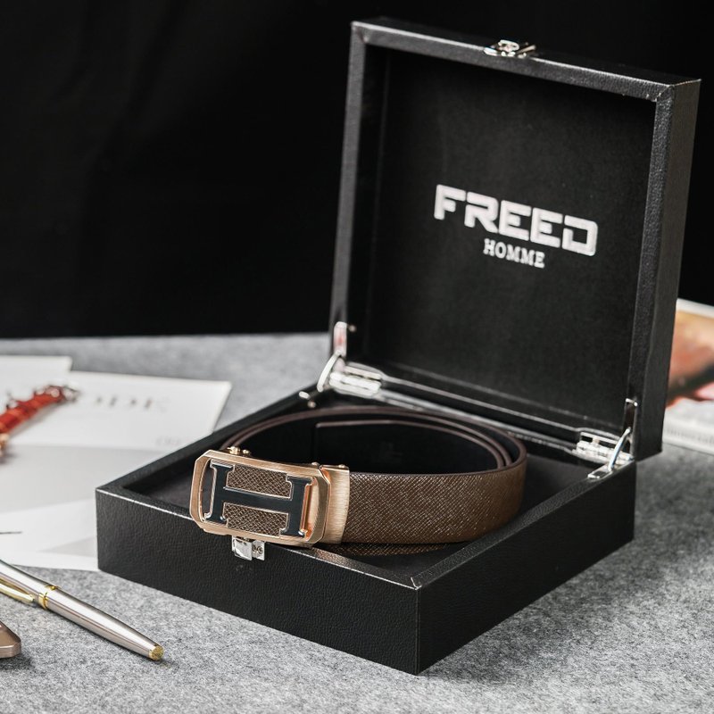 【FREED】金屬拚色英文字母扣商務休閒頭層牛皮皮帶 - 腰帶/皮帶 - 真皮 咖啡色