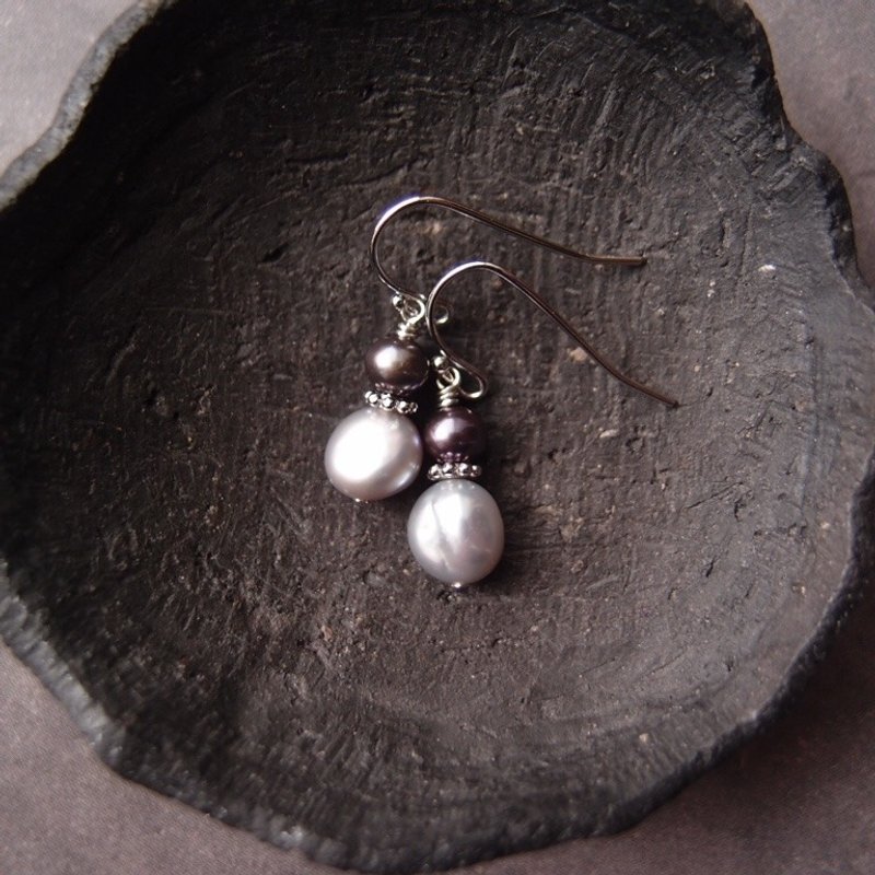 Gray × Navy Pearl Mini Earrings　バイカラーパール ミニピアス - 耳環/耳夾/耳骨夾 - 寶石 銀色