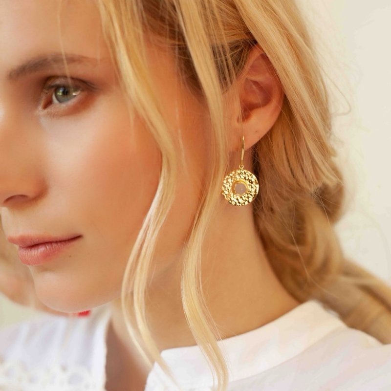 微光之盤 | 鍍金紋理月光石耳環 - 耳環/耳夾/耳骨夾 - 銅/黃銅 金色