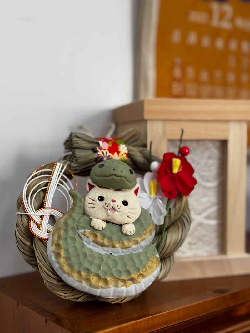 Giving Cat | Year of the Snake with Knots - ของวางตกแต่ง - ดินเผา 