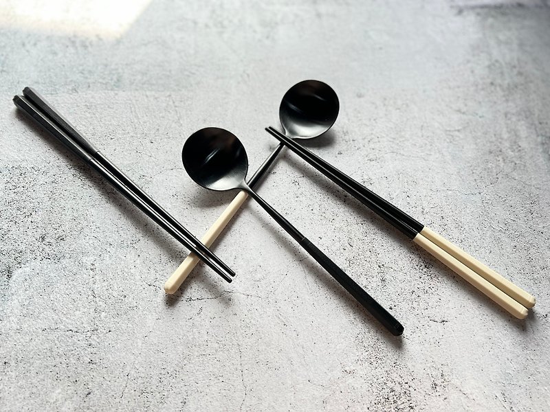 【Pinkoi 週年慶】不鏽鋼極致黑&amp;暖沙白餐具組|筷子、湯匙、禮物