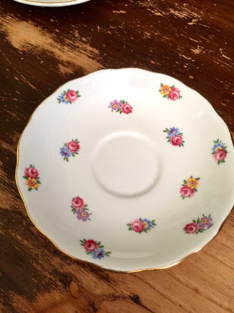 Colclough Delicate small Roses Saucer-10 - จานและถาด - เครื่องลายคราม 