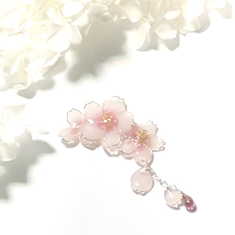 SAKURA A brooch that sways and dances - Brooches - Resin Pink