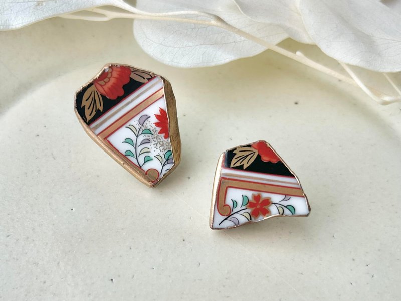 【金具が選べる】有田焼　金継ぎ　ピアス　イヤリング　赤　金色　花柄　リーフ柄　伝統工芸　No.174 - 耳環/耳夾/耳骨夾 - 陶 金色
