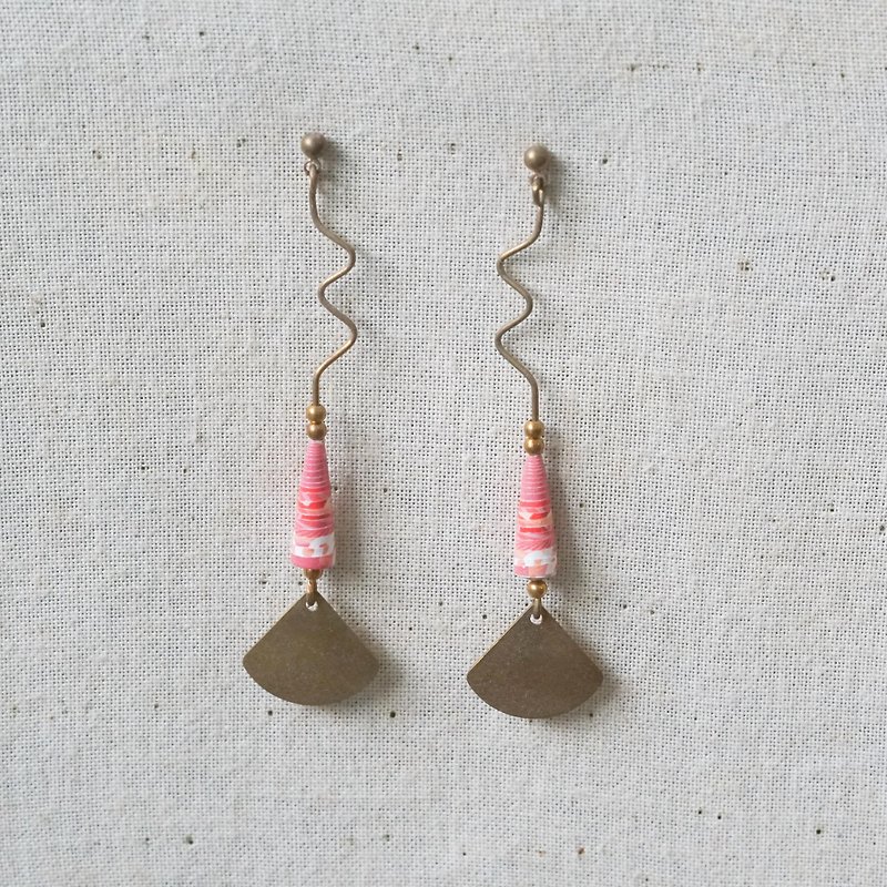 [Small roll of paper hand-made/paper art/jewelry] Special shape and extra long pendant paper bead earrings - Earrings & Clip-ons - Paper Red