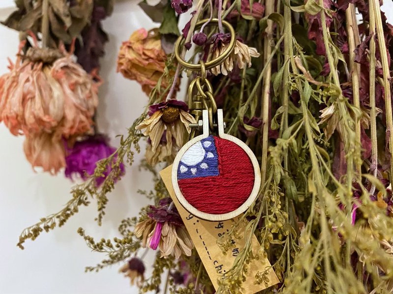 多款 刺繡小吊飾 刺繡鑰匙圈 客製化禮物 - 鑰匙圈/鑰匙包 - 棉．麻 多色