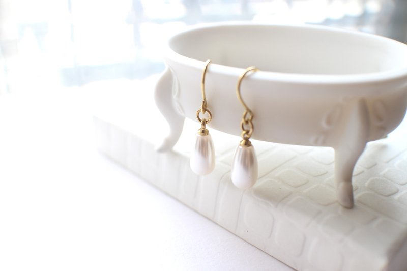 Dreaming-Brass pearl earrings - ต่างหู - ทองแดงทองเหลือง ขาว