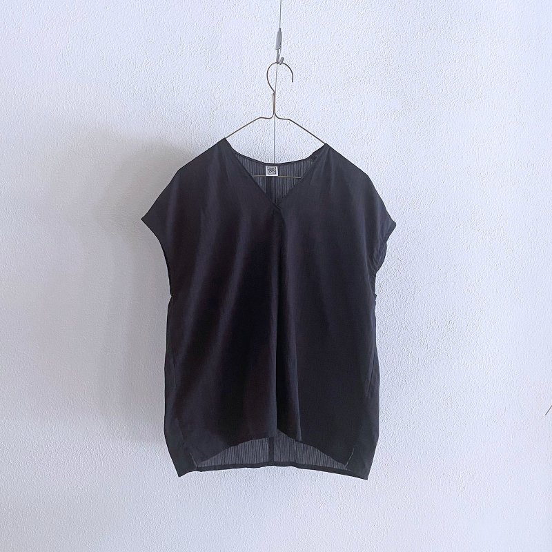 V-neck off-shoulder top-black - เสื้อผู้หญิง - ผ้าฝ้าย/ผ้าลินิน สีดำ