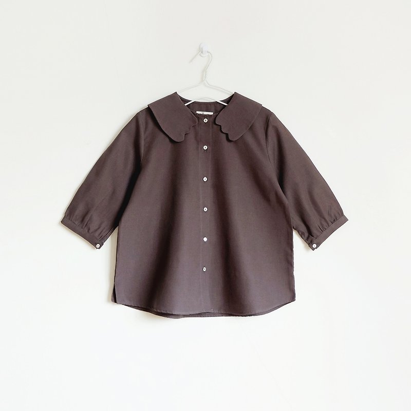 cat paws collar blouse : charcoal brown - เสื้อผู้หญิง - ผ้าฝ้าย/ผ้าลินิน สีนำ้ตาล