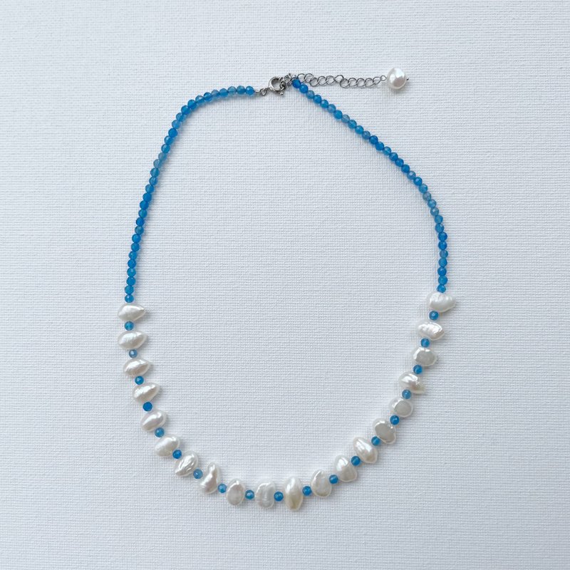 KARAFURU Blue Agate and Freshwater Pearl Choker - สร้อยคอ - เครื่องเพชรพลอย สีน้ำเงิน