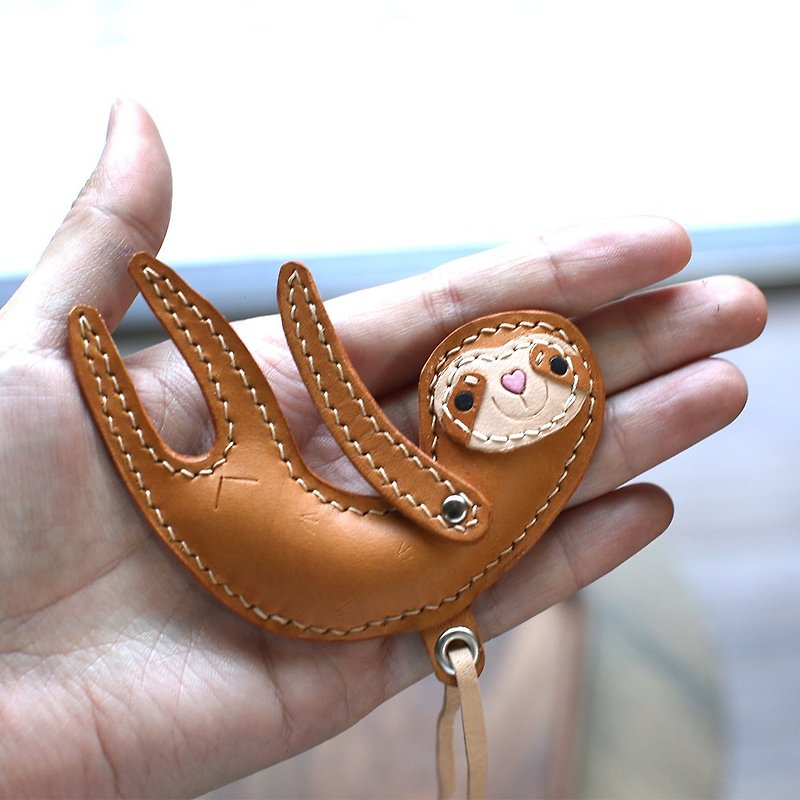 澎澎舒pressure sloth / tree 獭 handmade leather strap - พวงกุญแจ - หนังแท้ สีนำ้ตาล