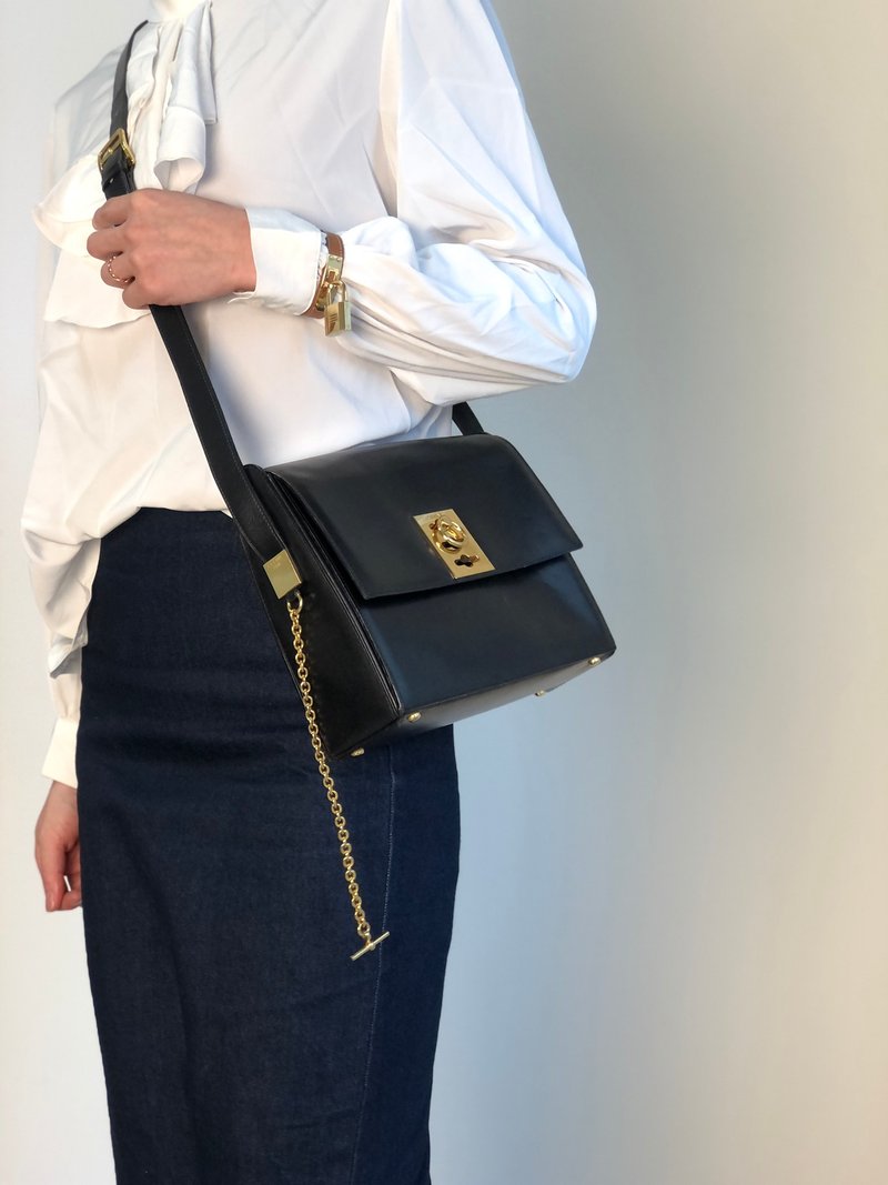 【 日本直送　名牌中古包 】CELINE セリーヌ ショルダーバッグ ブラック ガンチーニ チェーン レザー スクエア vintage オールド mv6k7d - 側背包/斜背包 - 真皮 黑色