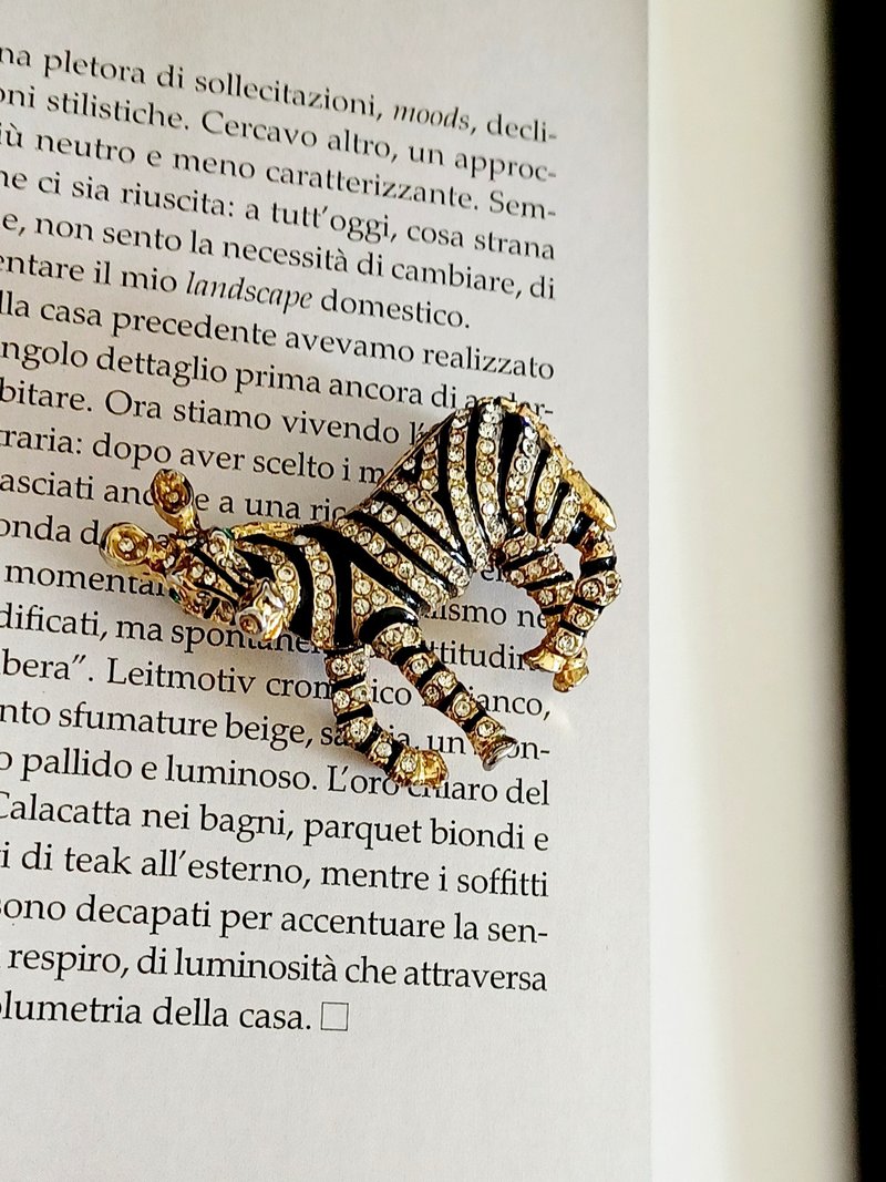 vintage jewelry 珠光寶氣萊茵斑馬別針 - 胸針 - 其他金屬 