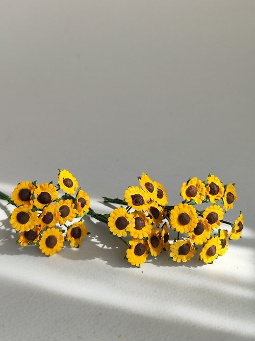 makemefrompaper Paper Flower, 100 pieces DIY small daisy flower size 0.8 cm., yellow color