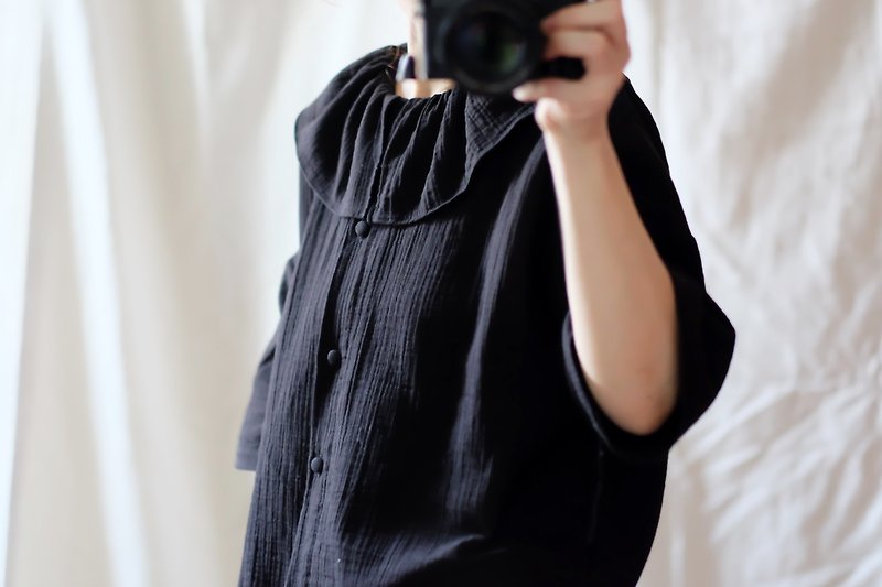 花瓣領落肩短版衫(黑) - 女裝 上衣 - 棉．麻 黑色