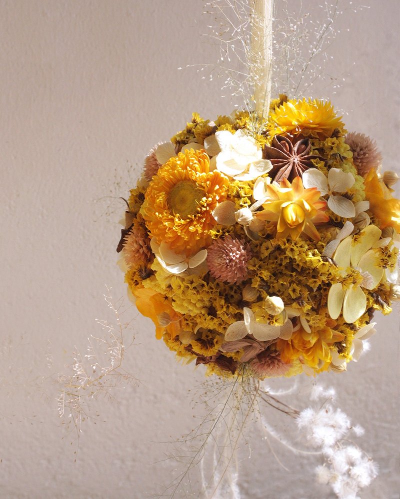 Full Moon | Dried flower ball hangings - ช่อดอกไม้แห้ง - พืช/ดอกไม้ สีเหลือง