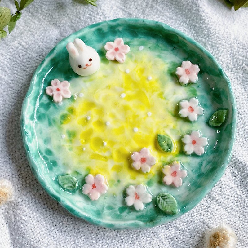 [Graduation Gift] Splendid Blossom White Rabbit Plate (Small) | Ceramic Gift Box Packaging Card Writing - จานและถาด - เครื่องลายคราม สีเหลือง