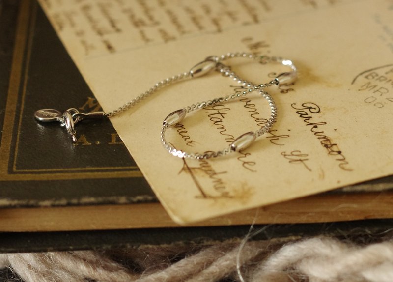 -Antique cute silver beanie bracelet AVON BR203 - สร้อยข้อมือ - โลหะ สีเงิน