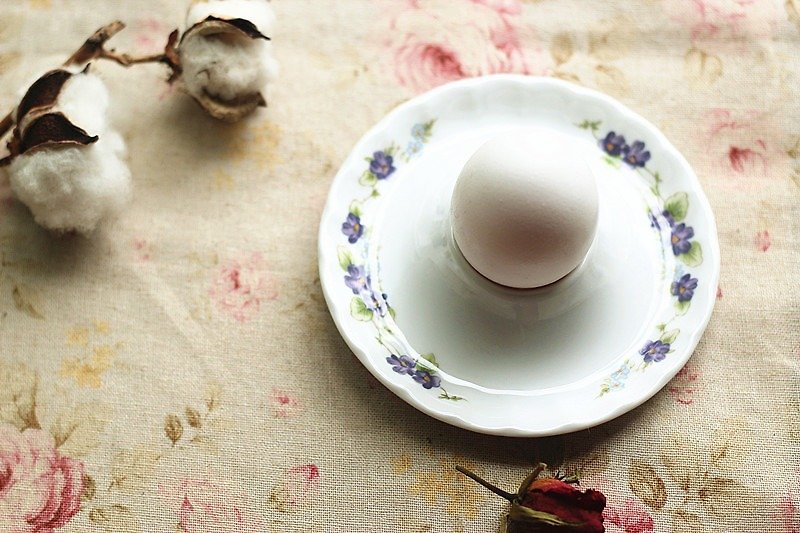 [フェチ]良い一日、ドイツヴィンテージ紫色の花の卵カップとソーサー - 小皿 - 磁器 ホワイト