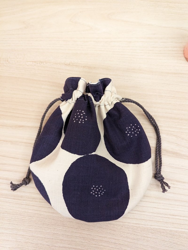 Dark blue red bean bread round drawstring pocket - กระเป๋าหูรูด - ผ้าฝ้าย/ผ้าลินิน 