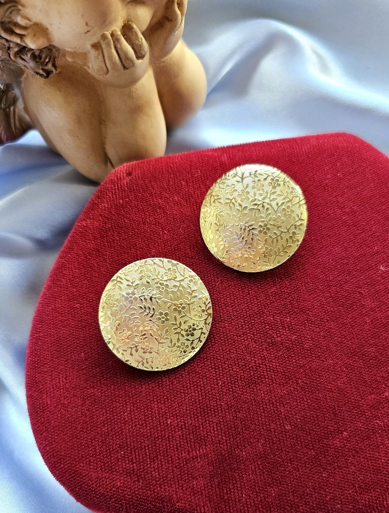 Gold embossed flower leaf clip-on earrings/vintage American Western antique jewelry - ต่างหู - โลหะ 