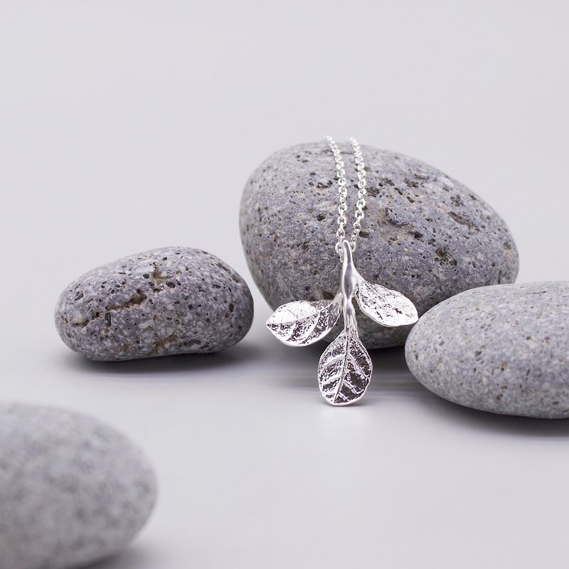 Sterling silver red flower loropetalum leaf necklace - สร้อยคอทรง Collar - เงินแท้ สีเงิน