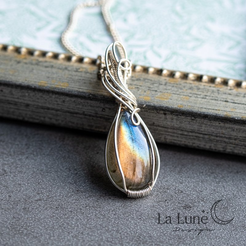 Lestari Iridescent Labradorite Natural Crystal Handmade Pendant Necklace - สร้อยคอ - คริสตัล หลากหลายสี