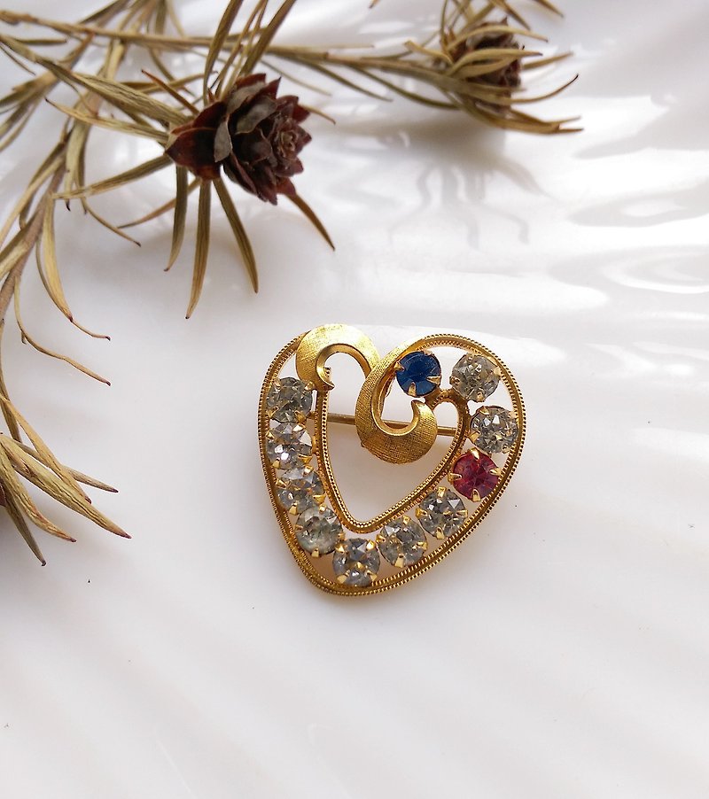 Western antique jewelry. DCE 14K Gold Covered Small Love Heart Color Diamond Pin - เข็มกลัด/พิน - โลหะ สีทอง