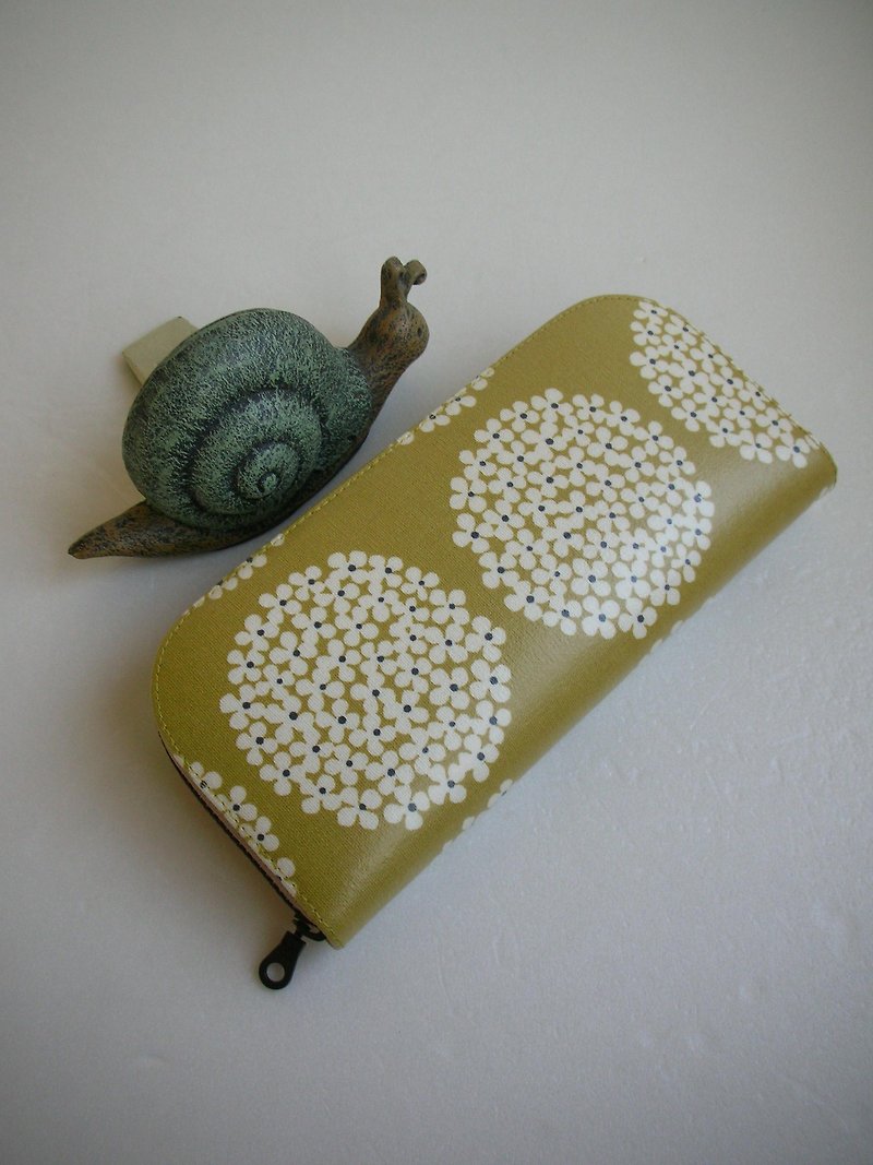 Mustard Hydrangea Tarp - Long Clip/Wallet/Coin Purse/Gift - กระเป๋าสตางค์ - วัสดุกันนำ้ สีกากี