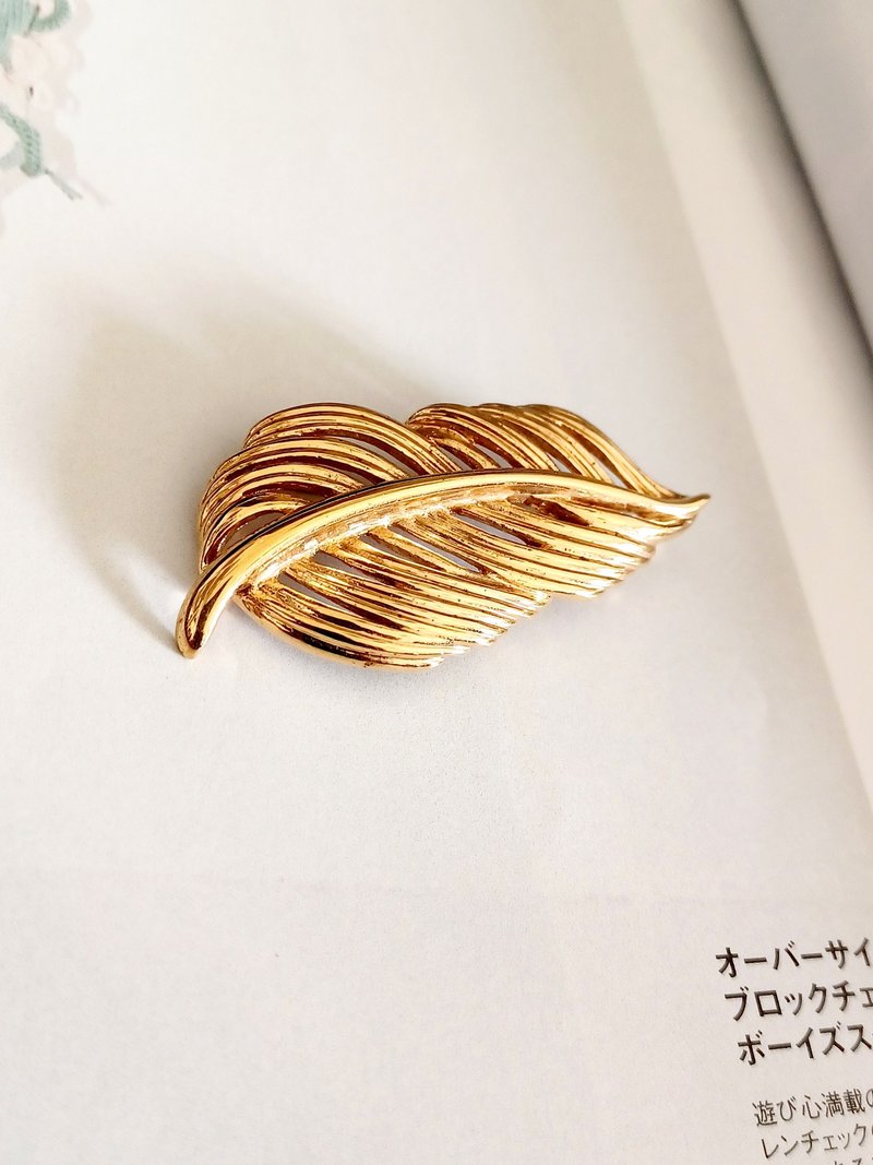 Avintage jewelry  Napier 亮金立體葉脈 別針 - 胸針 - 其他金屬 