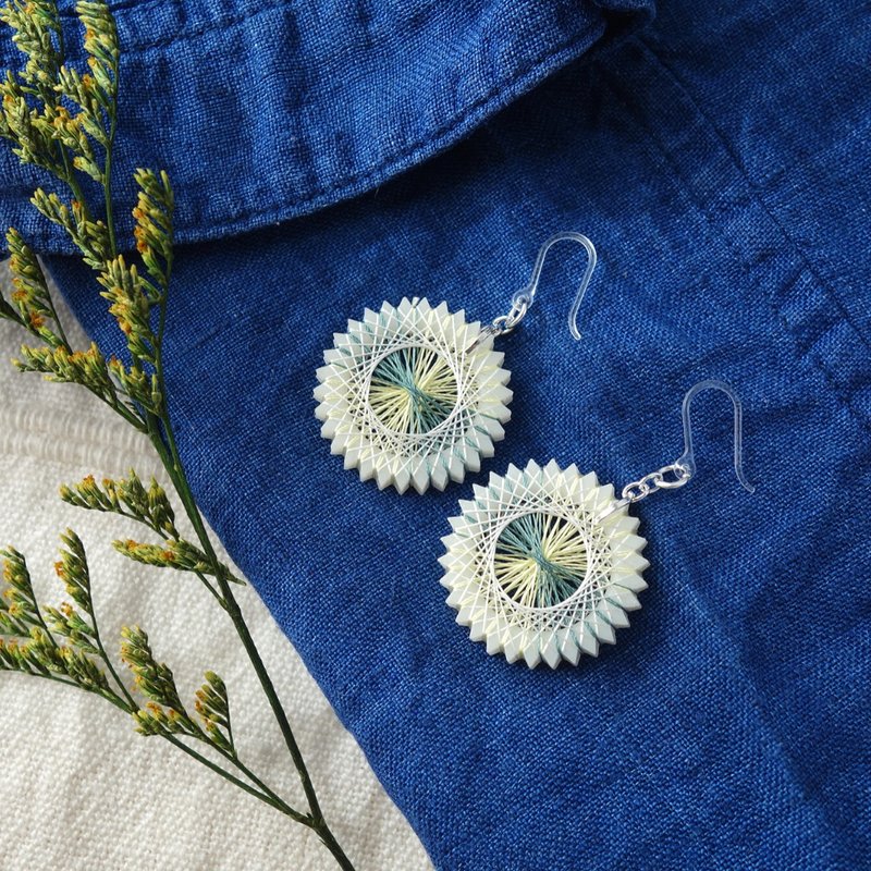 Swinging daisy earrings / silk thread / Geometric pattern / shipping free - ต่างหู - ผ้าไหม ขาว