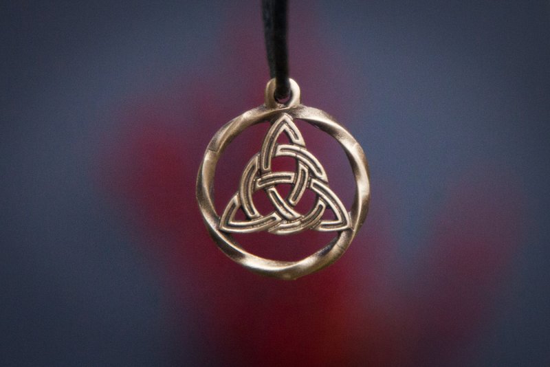 Triquetra viking pendant. Trinity necklace. Slavic amulet. Pagan sign jewelry. - สร้อยคอ - วัสดุอื่นๆ สีส้ม