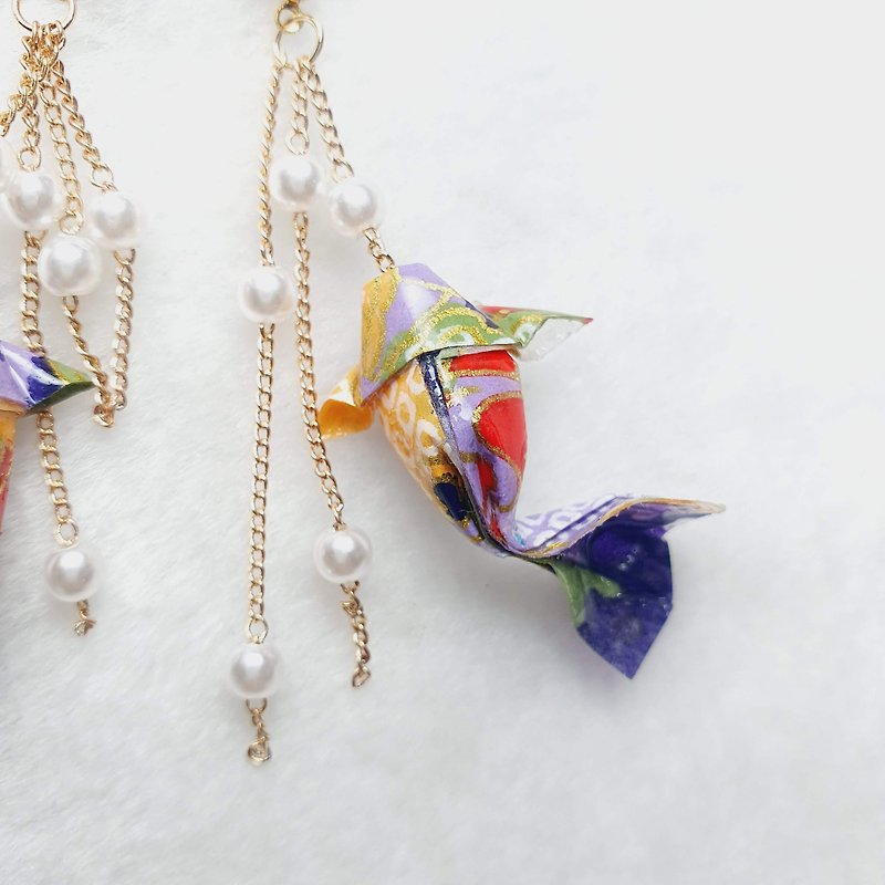 鯉の愛で飾られたカラフルな紫色の日本の友禅紙鯉の折り紙で編まれた耳のフックは耳のクリップに変更することができます - ピアス・イヤリング - 紙 パープル