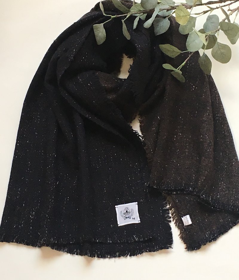 Soft Yak Wool & Raw Silk Hand Woven Shawl - ผ้าพันคอ - วัสดุอื่นๆ สีดำ