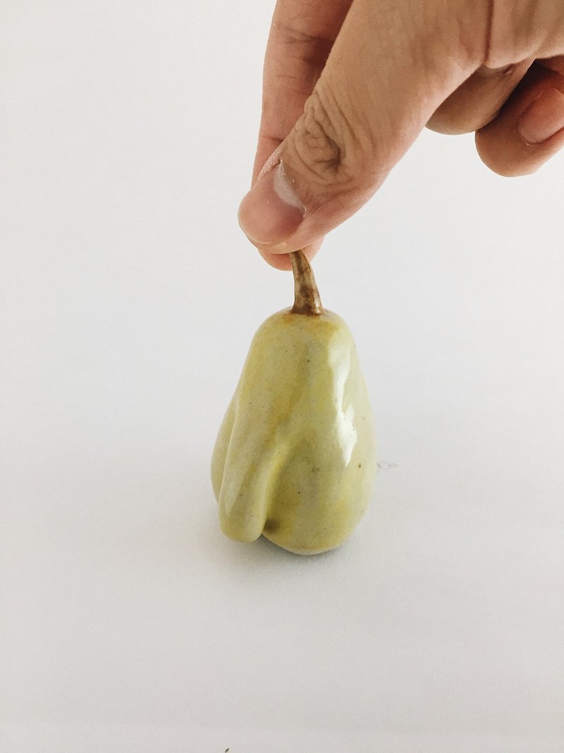 討M營養針注射過多的梨子變形了啦 - 裝飾/擺設  - 陶 黃色